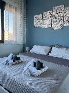 佩斯卡拉Casa Manthone - Intero Appartamento的一间卧室配有两张带毛巾的床