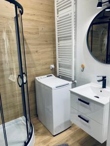 卡托维兹Parkcity Centrum的白色的浴室设有水槽和淋浴。