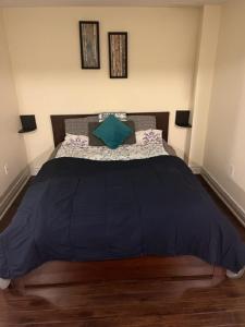 米西索加Cozy & Spacious Suite with Private Bathroom near Toronto Airport !的一间卧室配有一张带蓝色棉被的大床