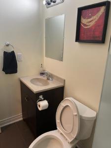 米西索加Cozy & Spacious Suite with Private Bathroom near Toronto Airport !的一间带卫生间、水槽和镜子的浴室