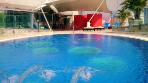 Decapolis Hotel Panama City内部或周边的泳池