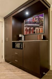 巴吞鲁日假日酒店－巴顿鲁日学院大道I-10的带微波炉的厨房和墙上的电视