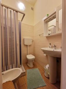 克罗托内B&B Elisa的浴室配有卫生间、盥洗盆和淋浴。