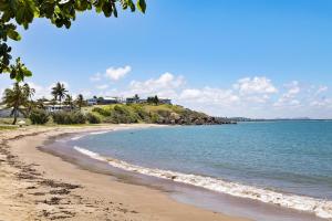 耶蓬Cooee Bay Beach House的海边的山丘上,有房子的海滩