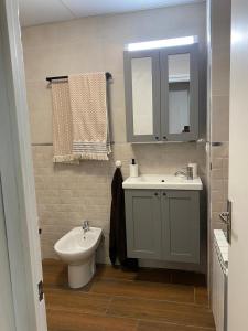 陶尔Casa Alba的浴室配有白色水槽和卫生间。