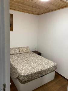 陶尔Casa Alba的卧室配有白色墙壁上的床铺