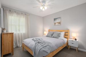 斩魔山Beach Twin B KDH123B的一间卧室配有一张床、两盏灯和一个窗户。