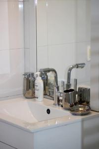简蒂埃尔Gamay Souterrain Apartment, near beach in Curaçao的浴室的柜台设有水槽和镜子