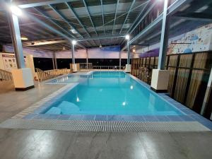 马尼拉莱斯登西亚精品公寓式酒店的大型建筑中的大型游泳池