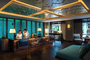 奈扬海滩Phuket Marriott Resort and Spa, Nai Yang Beach的两人站在餐厅酒吧