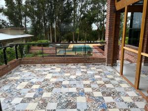 塞拉德洛斯帕德雷斯Cielo de sierra的庭院设有马赛克瓷砖地板和游泳池