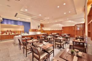 累西腓HY Apartments & Hotels的餐厅设有木桌、椅子和柜台