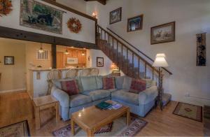 南太浩湖Bear Lake Hideaway condo的带沙发和楼梯的客厅