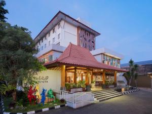 日惹日惹布尔扎酒店的一座建筑背景的酒店