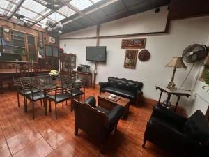 拉塞雷纳Residencial Campo Verde的客厅配有玻璃桌和黑椅子