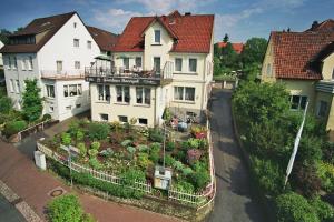 霍恩-巴特迈恩贝格Havergoh Wander- & Fahrrad-Hotel的一座白色的大房子,前面设有一个花园
