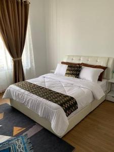 莎阿南Elmina near Denai Alam, Saujana Utama with Wi-Fi & Netflix的卧室配有一张带白色床单和枕头的大床。
