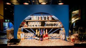 墨尔本Laneways by Ovolo的吧台上备有瓶子和眼镜的酒吧