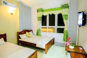 惹岛离山岛福绰酒店的一间卧室设有两张床、一台电视和一扇窗户。