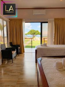 锡基霍尔La Candura的酒店客房设有两张床,享有海景。