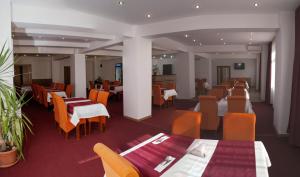 奥托佩尼奥托佩尼酒店的餐厅内带桌椅的用餐室