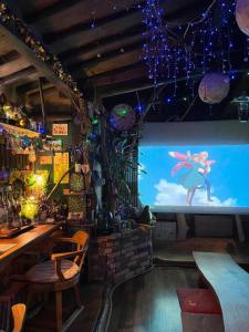 Mizuno Sang's Tree House的酒吧设有大屏幕视频游戏