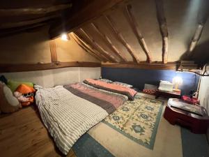 Mizuno Sang's Tree House的一间带两张床的卧室和地毯