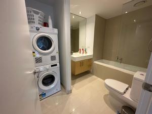 墨尔本Prima Tower Apartment Face to Crown by GoodLive的一间带洗衣机和卫生间的浴室