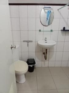 DaanbantayanMatterhorn Guest House的一间带卫生间和水槽的浴室
