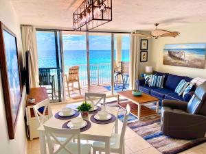 巴拿马城海滩Emerald Bay Escape的客厅配有沙发和桌椅