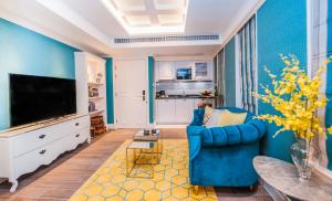 香港木的地酒店 – 中环的客厅拥有蓝色的墙壁和蓝色的沙发