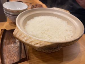 松本Mitsubikiya的坐在桌子上一碗米饭
