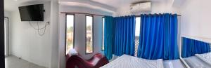 Tây NinhHotel MAI TUAN Chánh Môn A的客房设有两张床、一台电视和窗户。