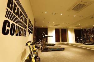 全州市Best Western Plus Jeonju的一个带跑步机和运动器材的健身房