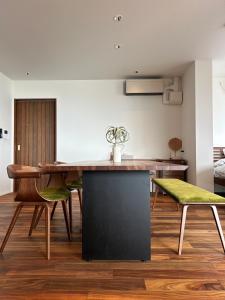 石垣岛HERO VILLA ocean suite的一间带木桌和椅子的用餐室