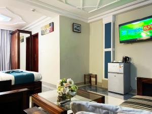 雅温得Hotel Le Kremlin Yaoundé的客厅的墙上配有电视