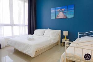 TranquerahCOZY Bali Residence Apartment NEARBY KLEBANG BEACH的一间卧室设有一张床和蓝色的墙壁