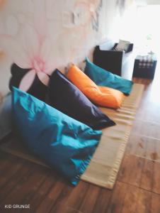 珀尼达岛Tara hostel的一组枕头坐在沙发上