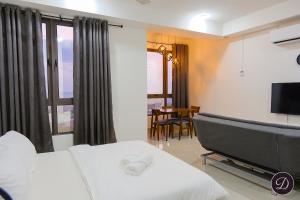 TranquerahCOZY Bali Residence Apartment NEARBY KLEBANG BEACH的配有一张床和一台平面电视的酒店客房