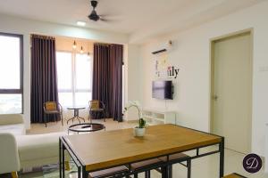 TranquerahCOZY Bali Residence Apartment NEARBY KLEBANG BEACH的客厅配有沙发和桌子