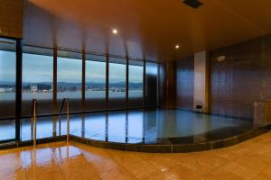 松江市一畑酒店的游泳池位于享有水景的建筑内