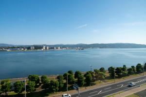松江市一畑酒店的享有大水体和高速公路的景色