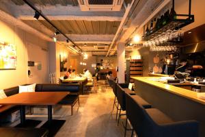 东京Glamping Tokyo Asakusa的一间带桌椅的餐厅和一间酒吧
