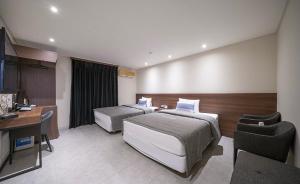 釜山Hotel Egg的酒店客房配有两张床和一张书桌