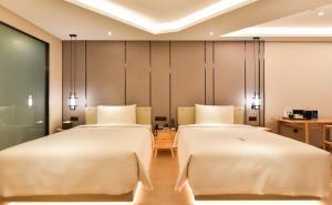 北京北京复兴门亚朵酒店的配有两张床的旅馆客房
