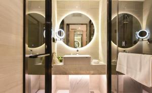 北京北京复兴门亚朵酒店的一间带水槽和两面镜子的浴室