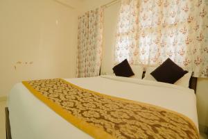 斋浦尔Hotel Cheelgadi的卧室配有一张白色大床