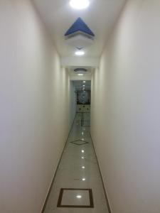 马杜赖Hotel Nambi的蓝色天花板的办公楼走廊