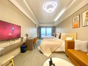广州广州城市驿站酒店公寓- 昌岗店的配有一张床和一台平面电视的酒店客房