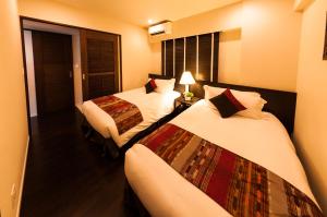 恩纳卡夫度假富着公寓酒店的酒店客房设有两张床和窗户。